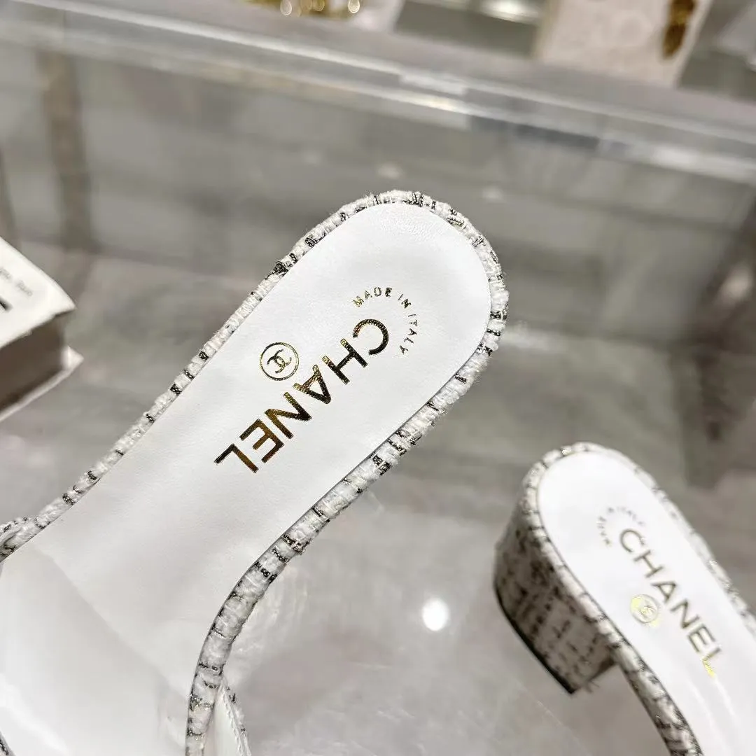 👟👟Ex-factory price 520👟👟 𝐂𝐇𝐀𝐍𝐄𝐋★Xiaoxiang New Spring and Summer Products Counter new sandals, electric embroidered Lingge’s classic elements that will never fade away 💋Showing a unique style, too beautiful to say, a must-have in summer... Upper: imported sheepskin/knitted fabric Lining: mixed sheepskin Heel height: 5cm Outsole: Italian leather outsole Shoe size: 35-39 (customized items of 40, 41 and 42 are not returnable or exchangeable)